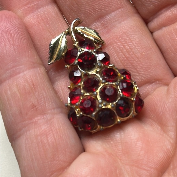 Vintage Jewelry - Vintage Rare red pear crystal brooch